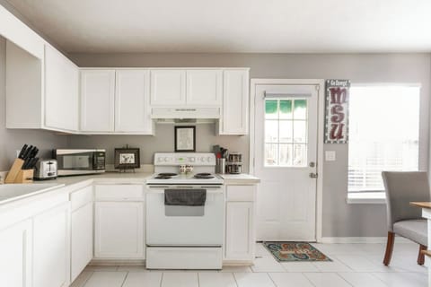 Fully stocked kitchen with basic cleaning and cooking supplies. Keurig coffee maker and coffee provided.