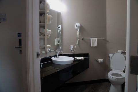 Combined shower/tub, towels