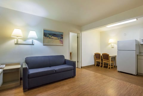 Standard Room, 1 Queen Bed, Non Smoking | Free WiFi, bed sheets