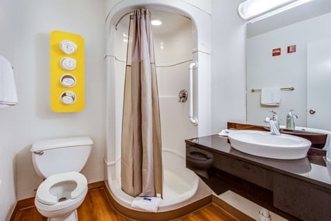 Combined shower/tub, towels