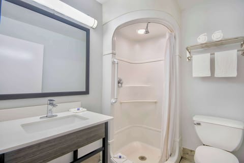 Combined shower/tub, towels