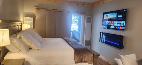 Darkeing Blinds, King Size Bed, TV & Fireplace