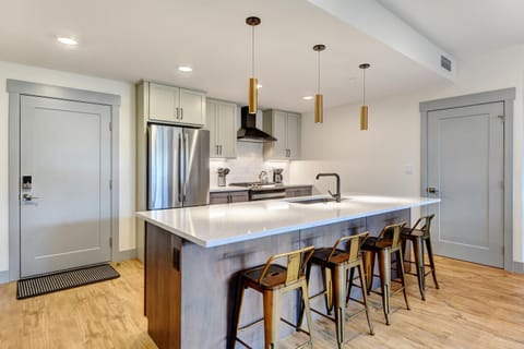 Kitchen Island With Seating for an  Additional 4