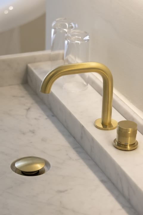 Deluxe Room | Bathroom | Free toiletries, bathrobes