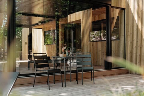 Sauna, hot tub, hot stone massages, deep-tissue massages