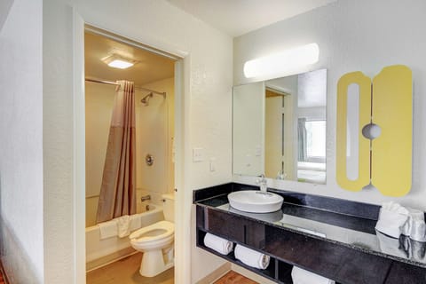 Combined shower/tub, free toiletries, towels