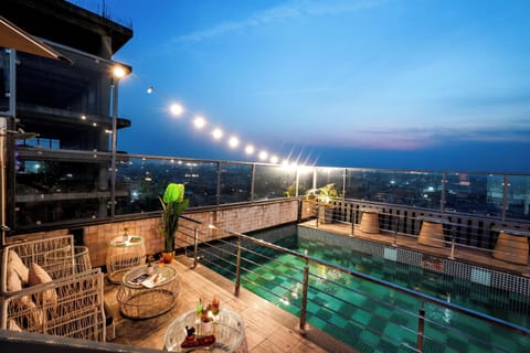 Outdoor pool, pool umbrellas, sun loungers