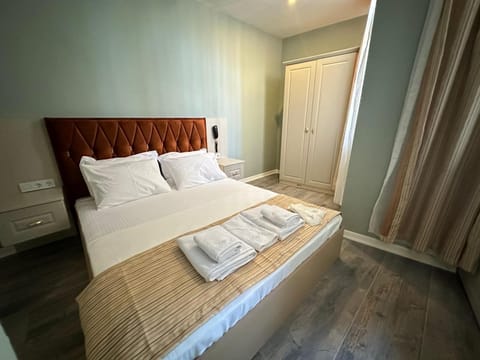 City Room | Egyptian cotton sheets, premium bedding, minibar, desk