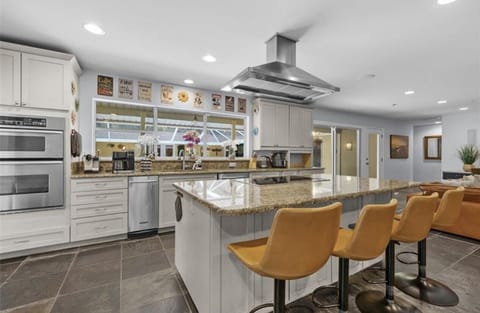 Cook and share tîme with family and friends around the bar .