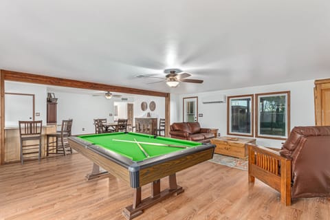 Entertainment room with pool table