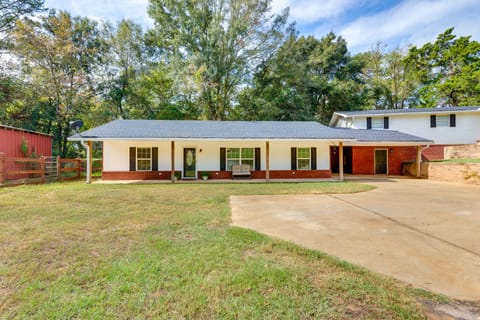 Grove Hill Vacation Rental | 2BR | 2BA | 1,200 Sq Ft | Step-Free Access