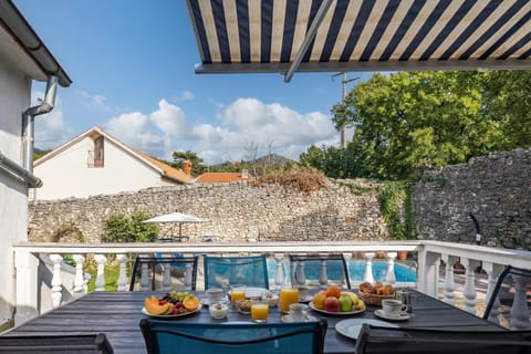 Family House, 3 Bedrooms, 2 Bathrooms (Holiday Home Meja Private Pool) | Outdoor dining