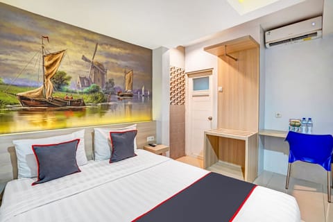 Laptop workspace, free WiFi, bed sheets