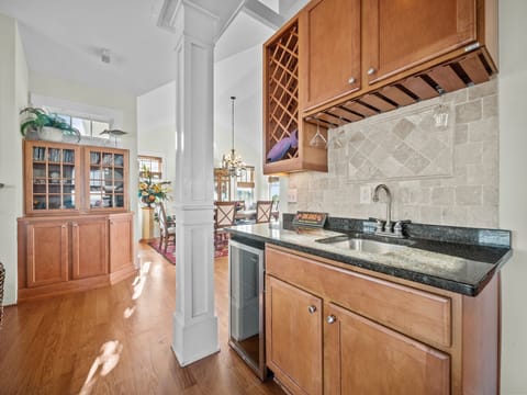 Third Floor Wet Bar off Kitchen - Third Floor Wet Bar off Kitchen