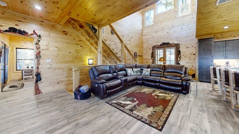 Cabin, 5 Bedrooms | Living area