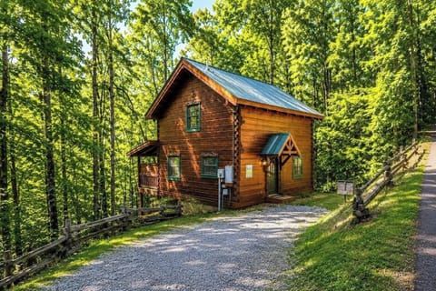 Wake up to woodland views, unwind on the covered deck, and enjoy a relaxing Smoky Mountain escape.