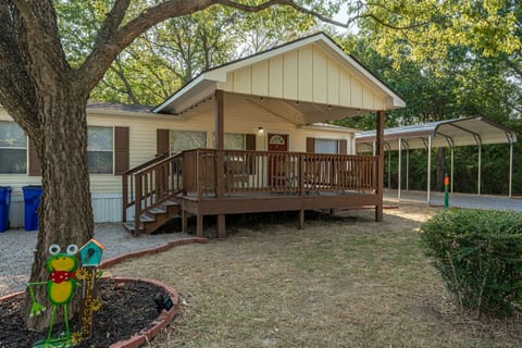 Cuteness in a peaceful neighborhood