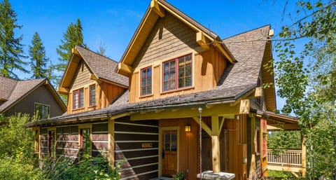 Buttercup Ridge is a true year-round mountain getaway, with plenty of outdoor space to enjoy nature