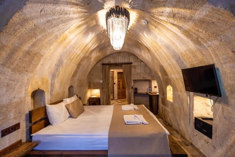 Deluxe Room, 1 King Bed, Courtyard Area | Egyptian cotton sheets, premium bedding, down comforters
