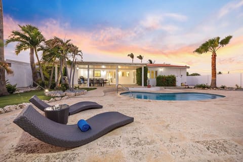 4BR4BA w/ Private Pool ~ Walking distance to Ritz (22061)