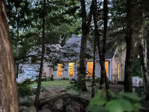 Come enjoy this warm cottage!