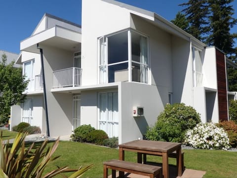 Opuke Crash Pad is on the top story, right hand side, including the balcony.
