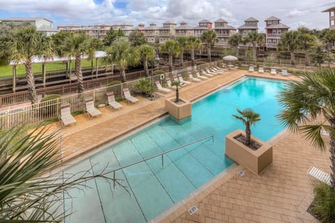 Amazing pool with hot tub