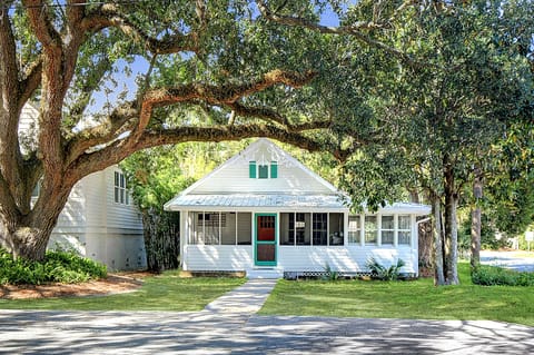 Front Exterior Under the Oaks – The Stumble Home - Welcome to your charming St. Simons Island retreat, nestled under iconic live oaks and just steps from local favorites like Crab Daddy’s, Crab Trap, Fiddler’s, and Barrier Brewery.