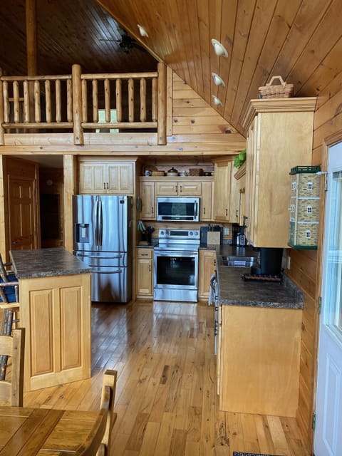 Full kitchen with oven, microwave, fridge with ice maker, dishwasher.