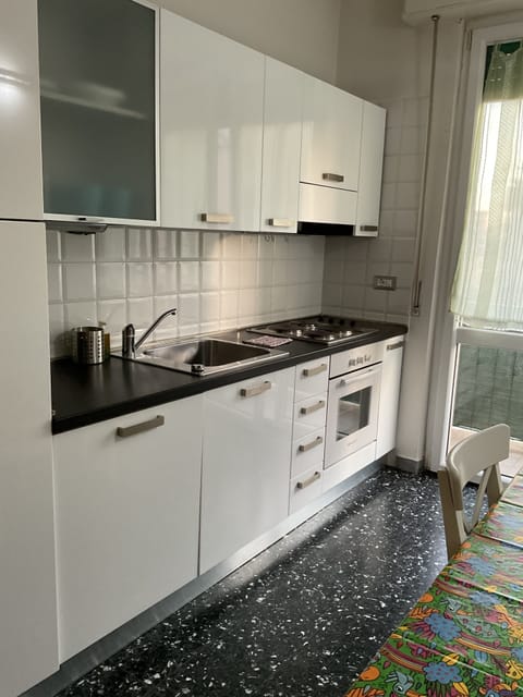 Full-size fridge, oven, stovetop, dishwasher