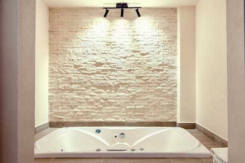 Comfort Suite | Bathroom | Shower, towels