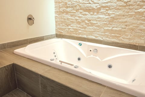 Comfort Suite | Bathroom | Shower, towels