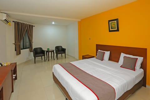 Basic Suite | Desk, laptop workspace, WiFi, bed sheets