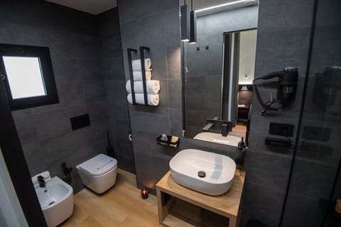 Shower, rainfall showerhead, free toiletries, hair dryer