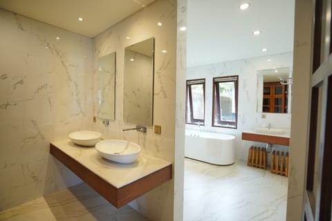 Executive Room with Pool View | Bathroom | Separate tub and shower, bathrobes, slippers, bidet