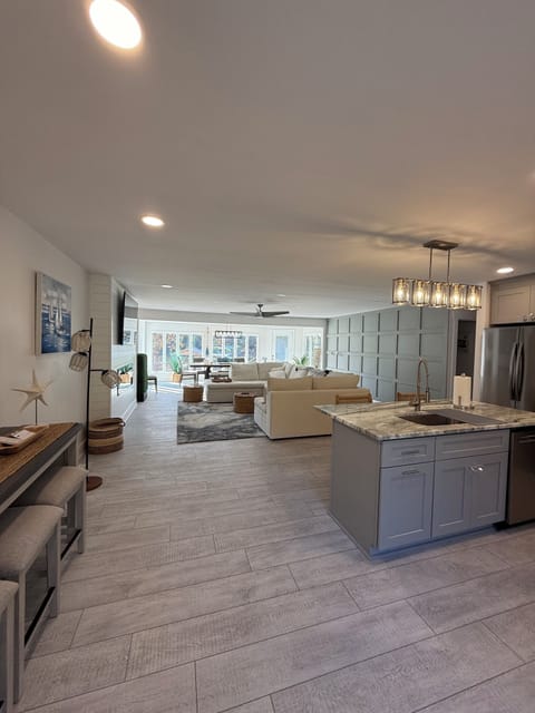 Huge room with kitchen living room breakfast area overlooking beautiful lake