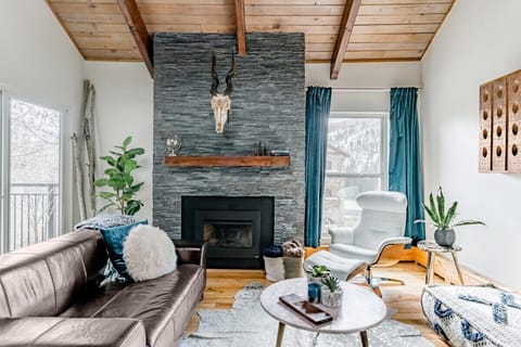 Vaulted ceilings, seating for everyone, gas fireplace and 50" Smart TV