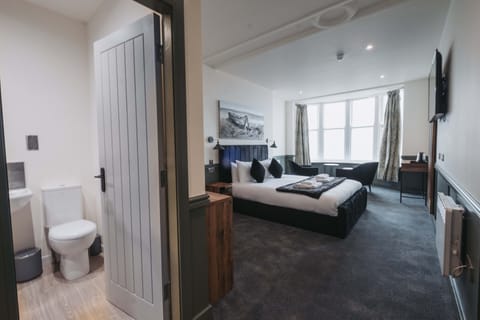 Executive Suite | Bathroom | Shower, rainfall showerhead, hair dryer, towels