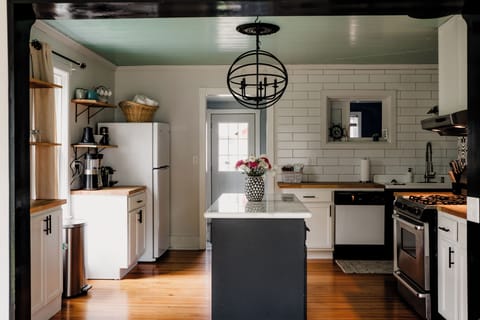 A large and spacious kitchen to enjoy!