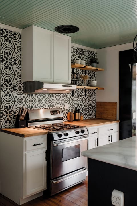 There is no need to eat out (unless you want -- which we do recommend!) when you are provided with all the essentials in this kitchen.