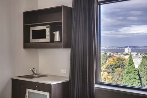 Executive Suite | In-room safe, desk, blackout drapes, soundproofing