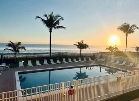 Heated pool & ocean/Stocked kitchen/Onsite restaurant & tiki/King/double/sofabed