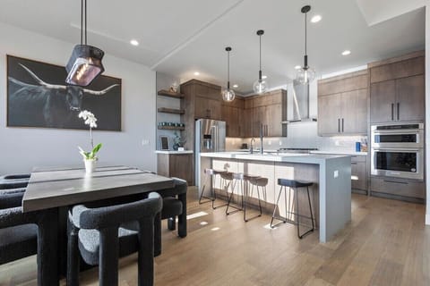 Beautiful chef's dream kitchen that is well equipped. Enjoy plenty of space for cooking. 