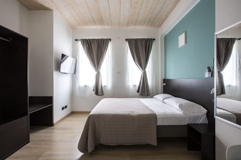 Standard Room, 1 Double Bed | Desk, WiFi (free), bed sheets