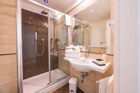 Shower, free toiletries, hair dryer, bidet