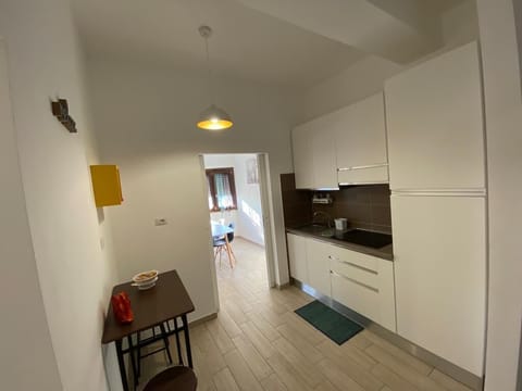 Zefiro | Private kitchen | Full-size fridge, microwave, electric kettle, griddle