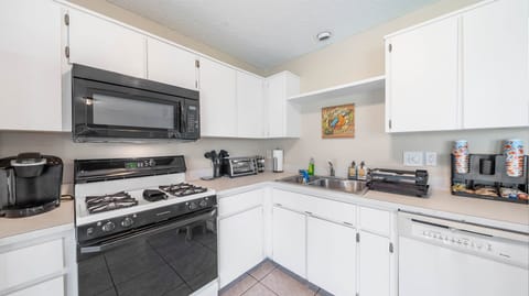 Coffee/Tea to-go, dishwasher, kitchen supplies