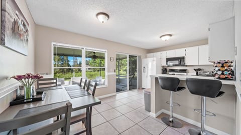 Kitchen w/Gas Range, Microwave, Panini Press, Magic Bullet, Keurig, Seats 8