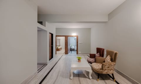 Premium Room | In-room safe, desk, iron/ironing board, bed sheets