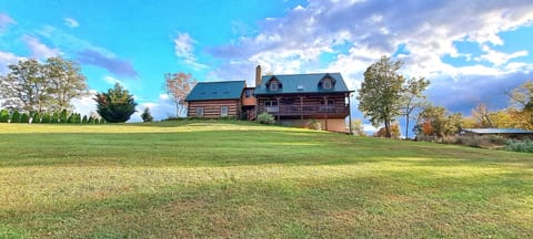 Beautiful Cabin with moutain,pasture and valley views  2.5 acres quite neighbor 